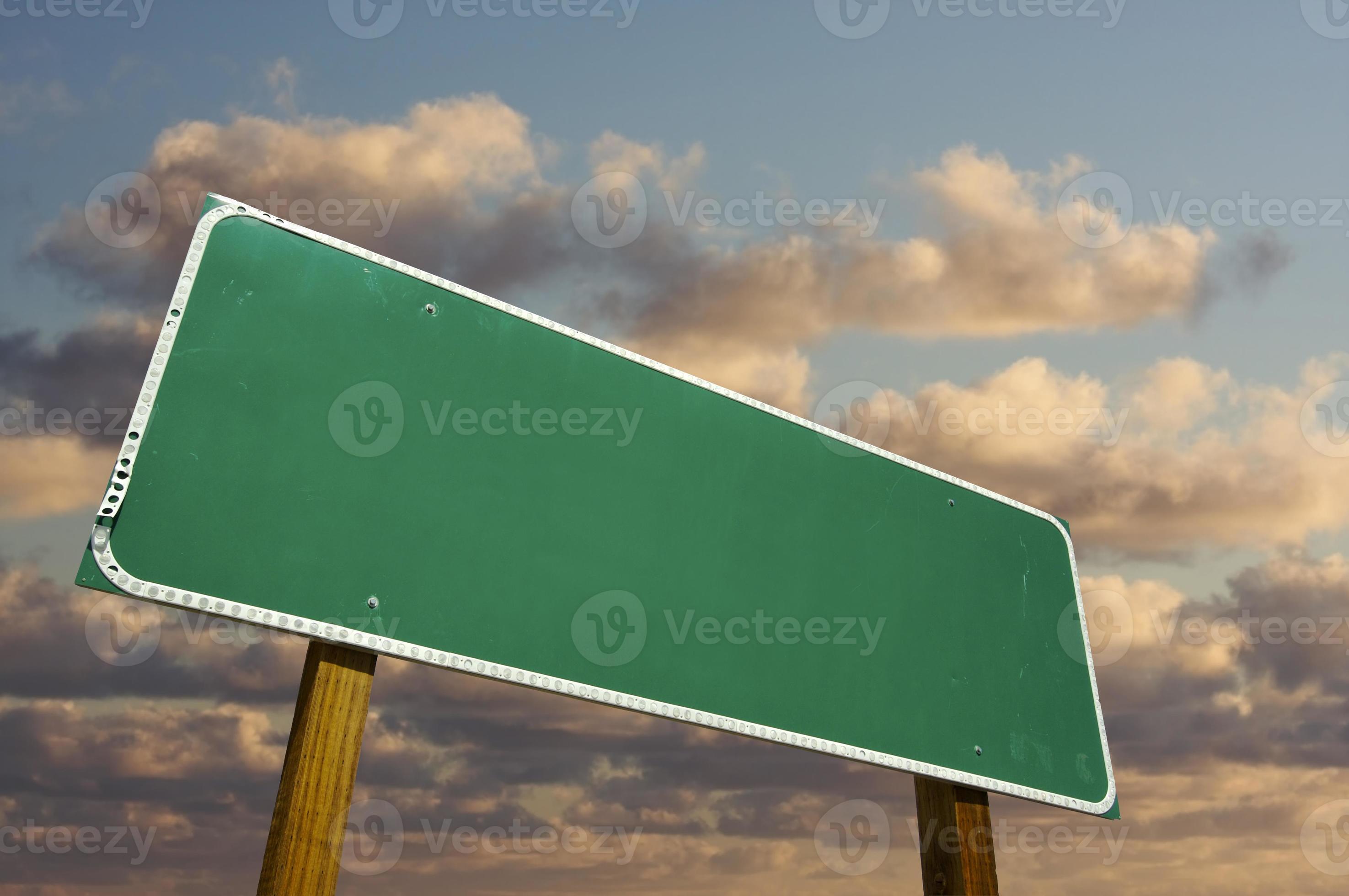Blank Green Road Sign 16307428 Stock Photo at Vecteezy