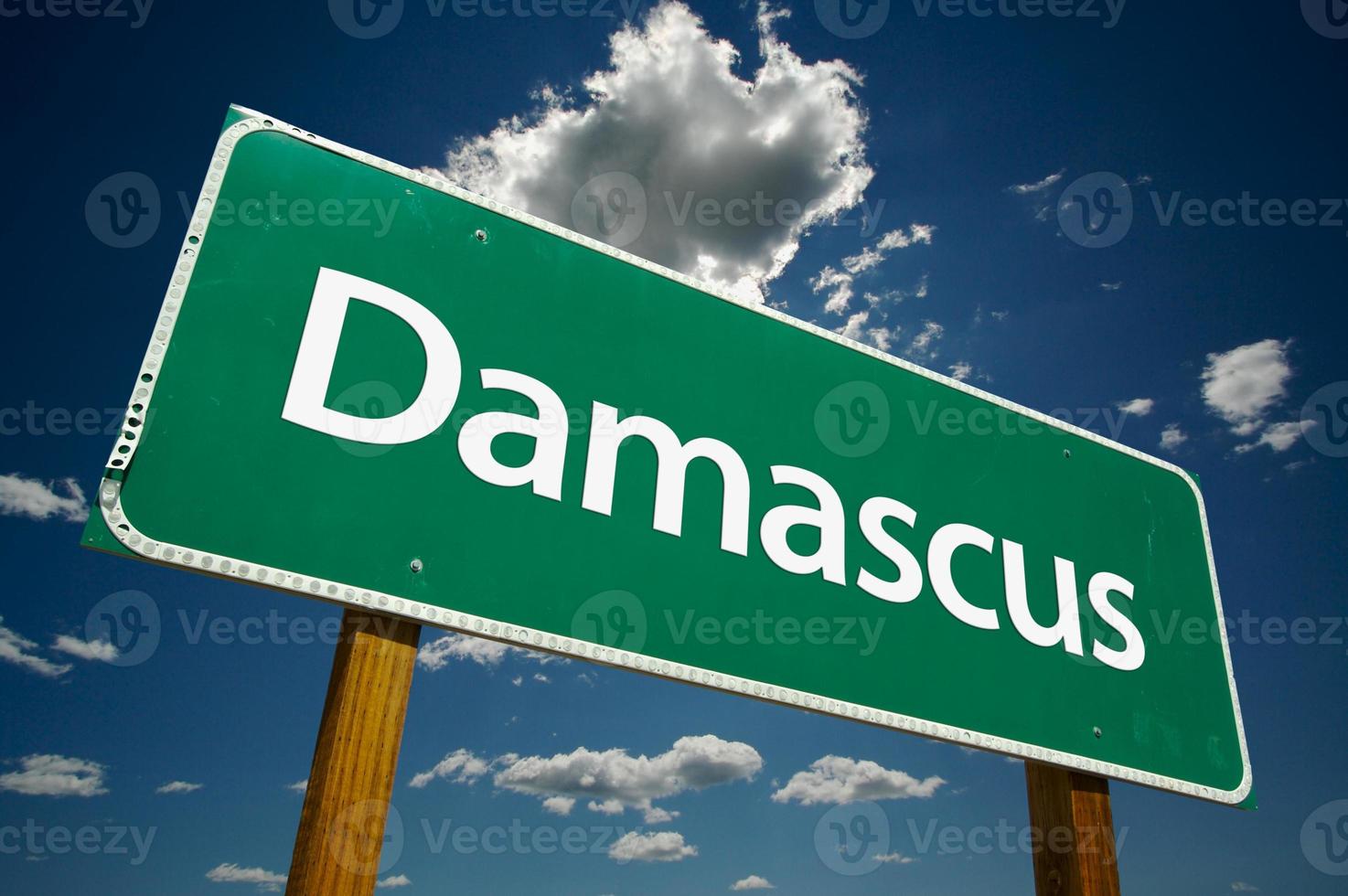 señal de tráfico verde de Damasco sobre el cielo foto