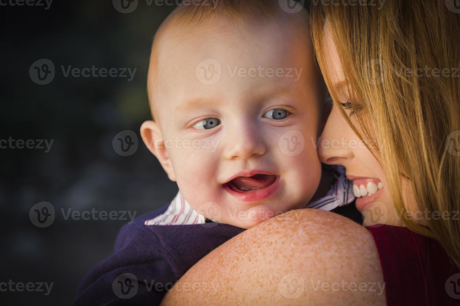 lindo retrato de niño de cabeza roja con su madre foto