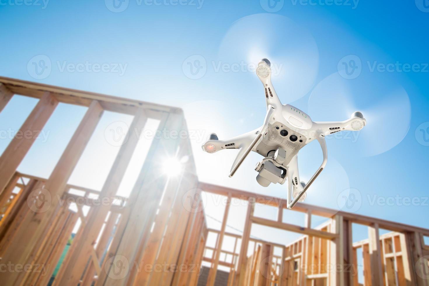 drone quadcopter volando e inspeccionando el sitio de construcción foto