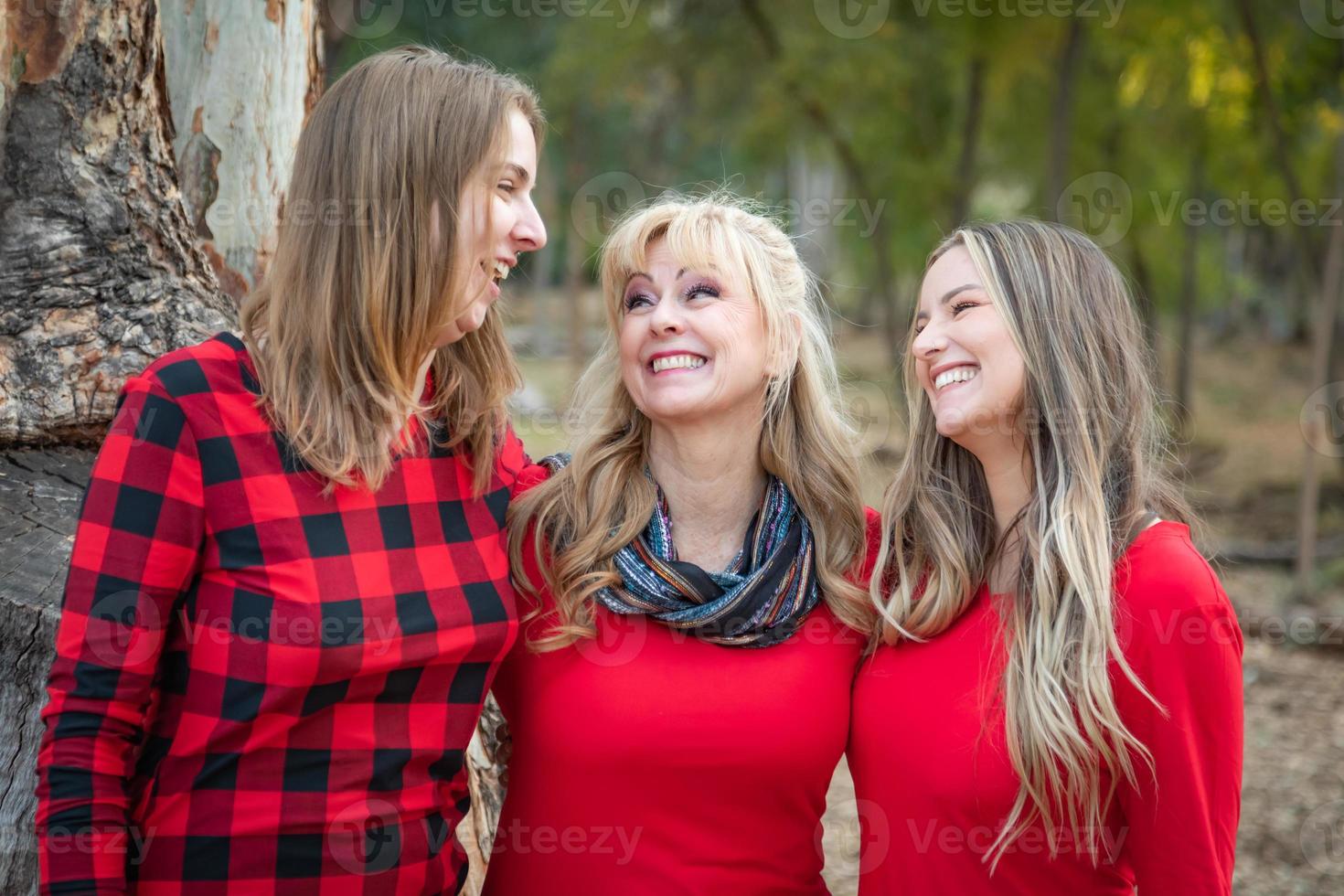 hermoso retrato de madre e hijas adultas jóvenes al aire libre foto