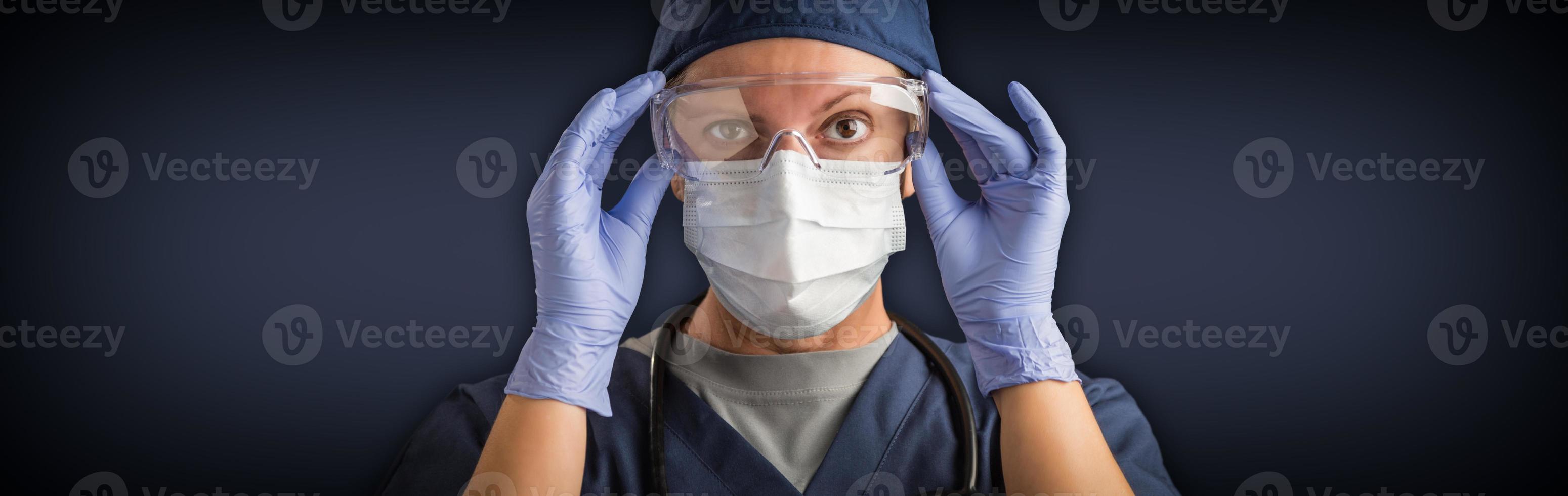 pancarta de doctora o enfermera con mascarilla médica y equipo de protección foto