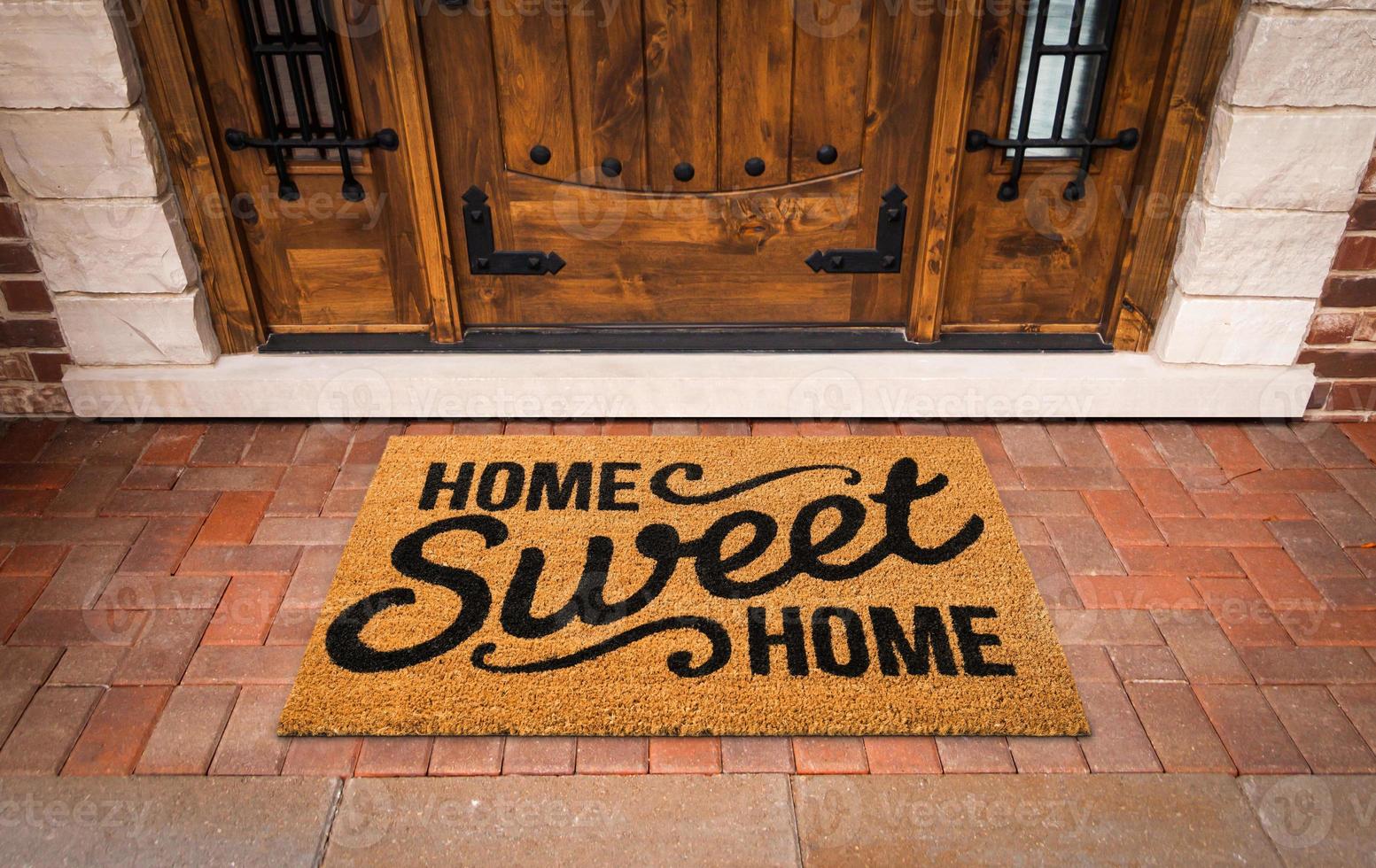alfombra de bienvenida hogar dulce hogar en la puerta principal personalizada de la casa. foto