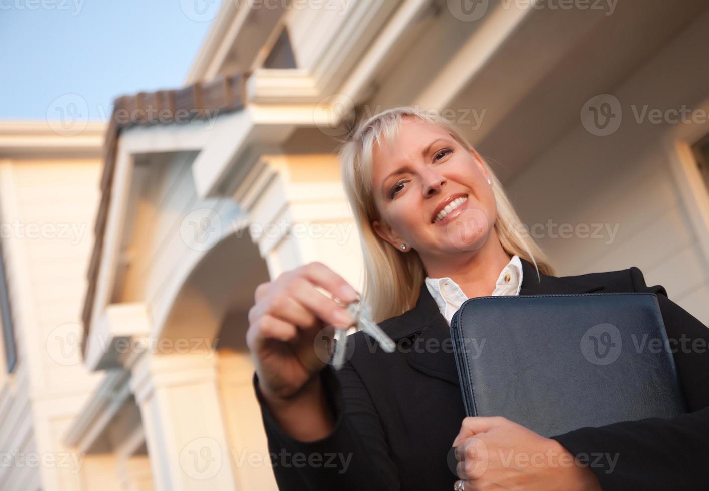 agente inmobiliario entregando llaves de casa nueva foto