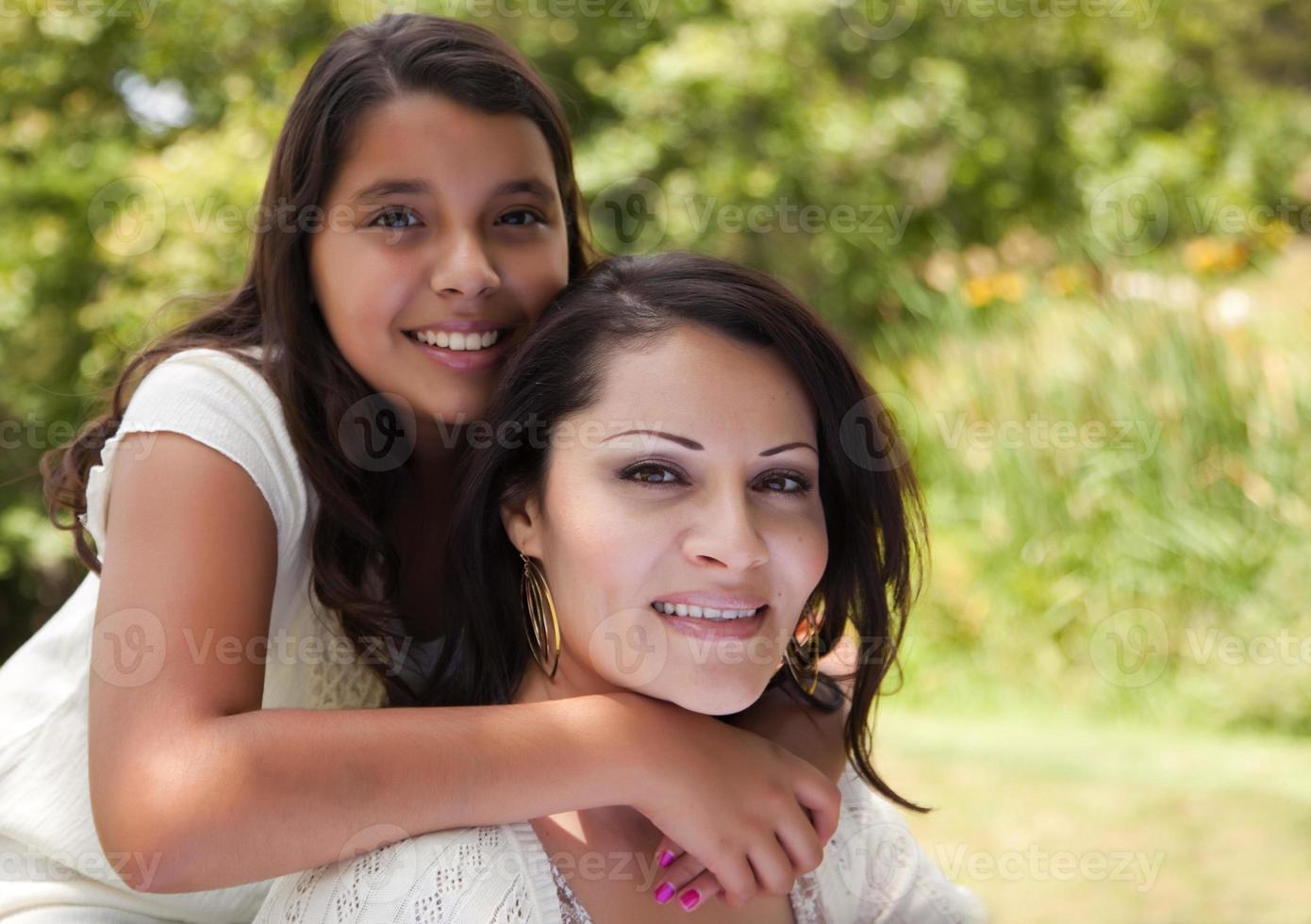 madre e hija en el parque foto