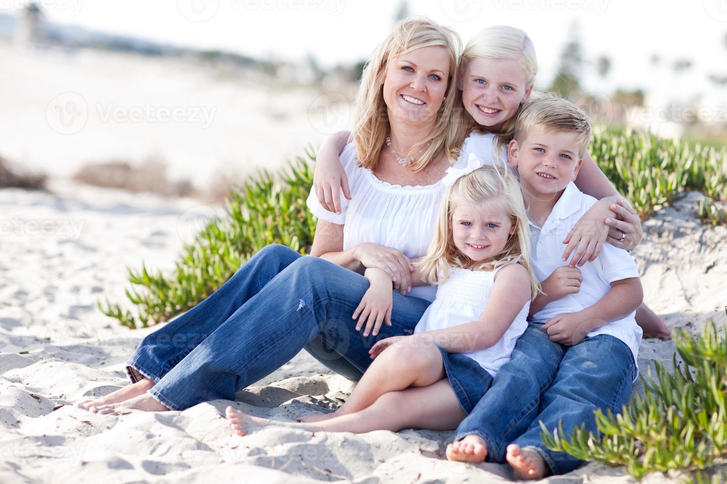 mamá atractiva y sus lindos hijos en la playa foto