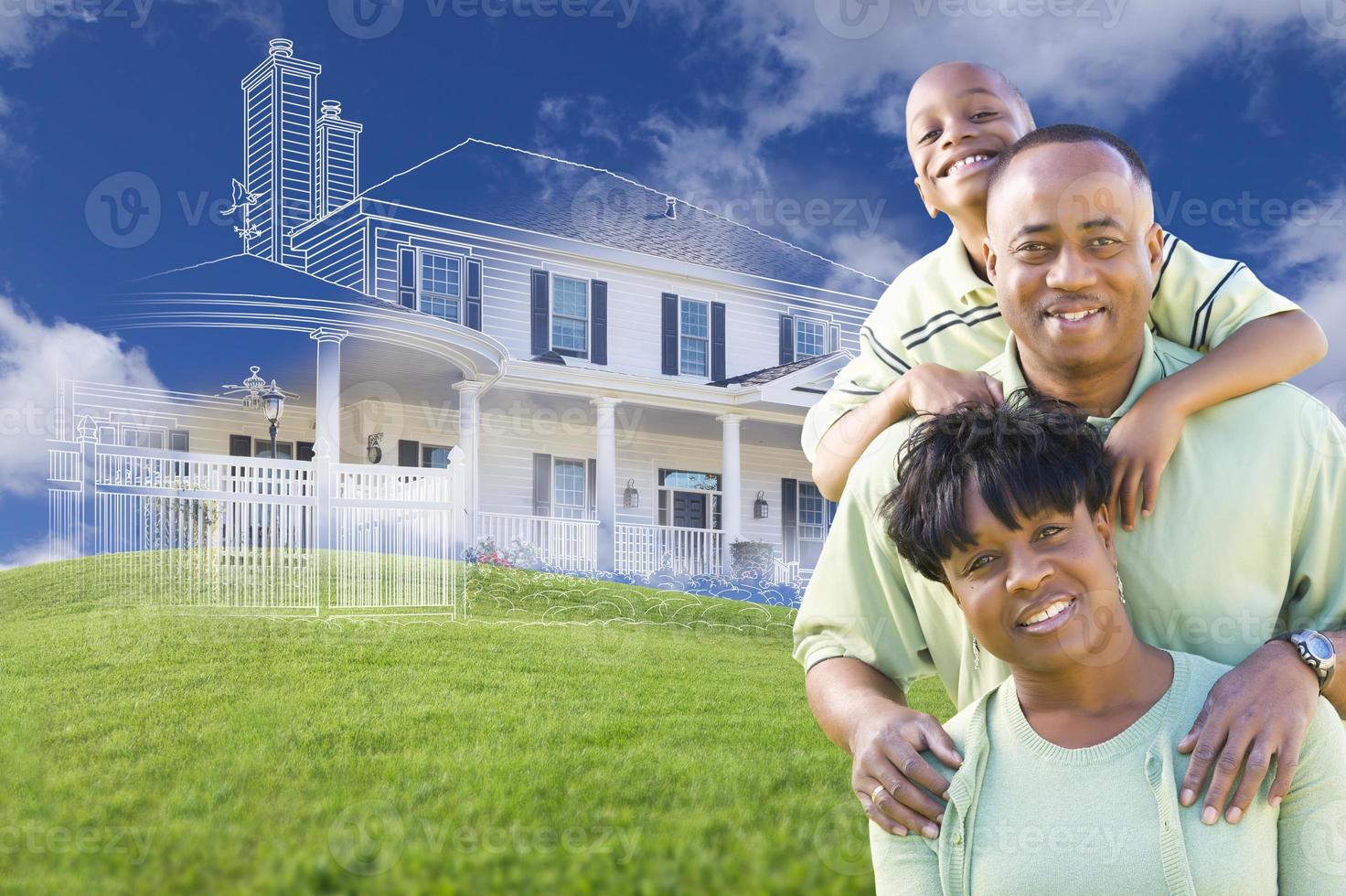 familia afroamericana con casa fantasma dibujando detrás foto