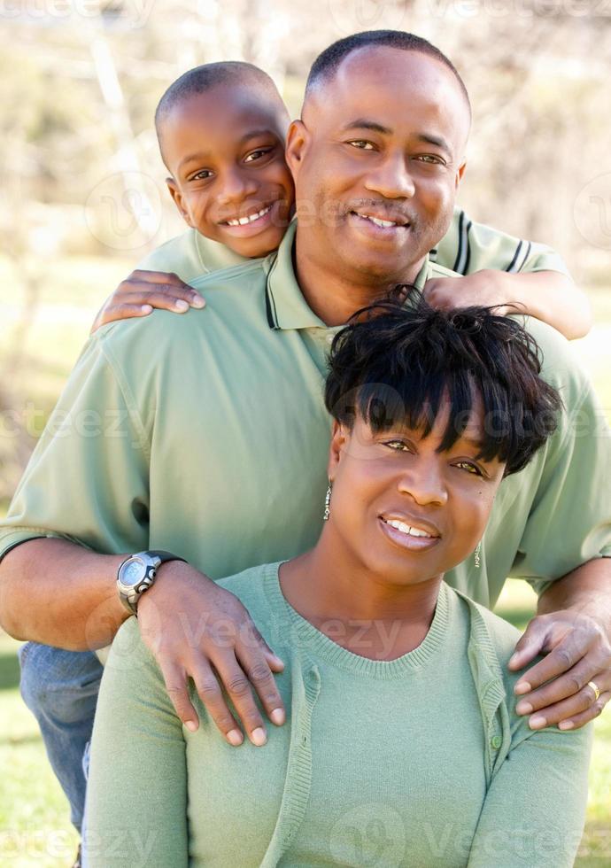 atractivo hombre afroamericano, mujer y niño foto