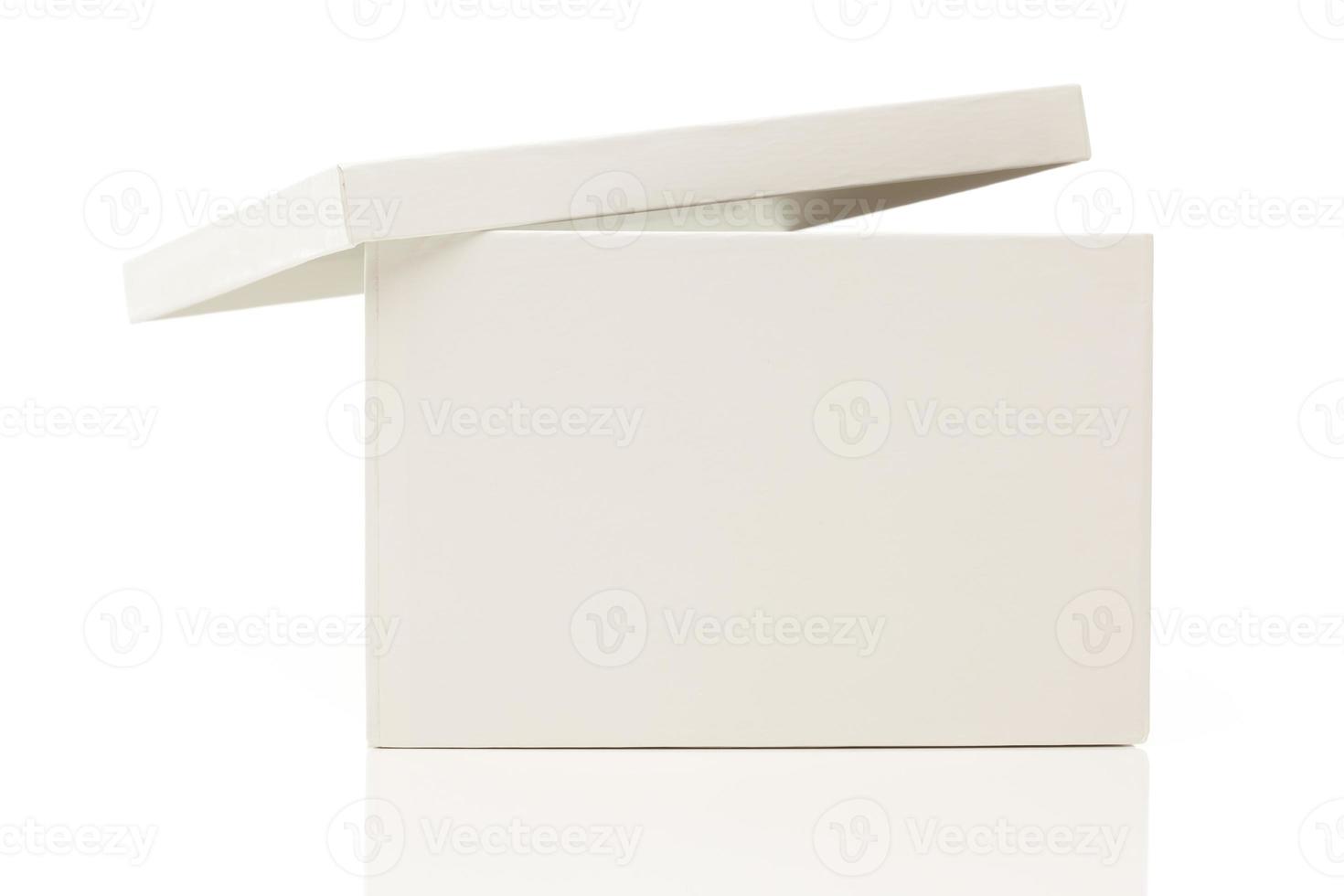 caja blanca en blanco con tapa en blanco foto