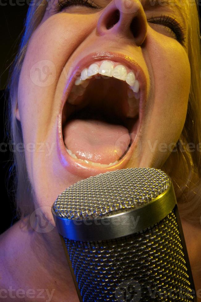 mujer canta con pasion foto