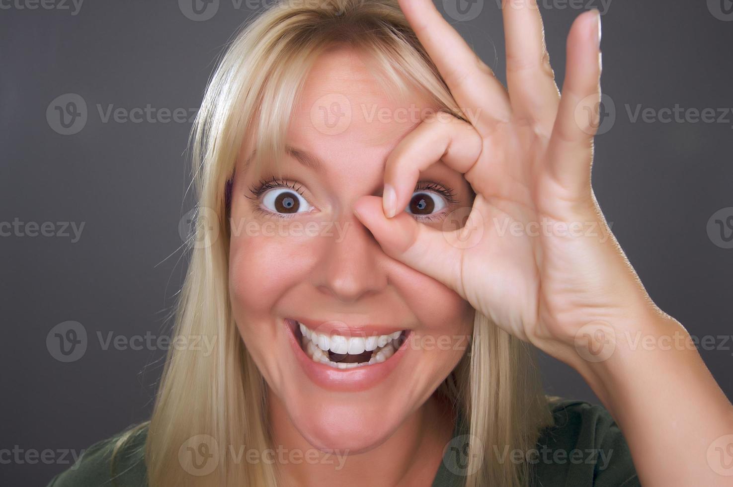 mujer con bien firmar delante de la cara foto