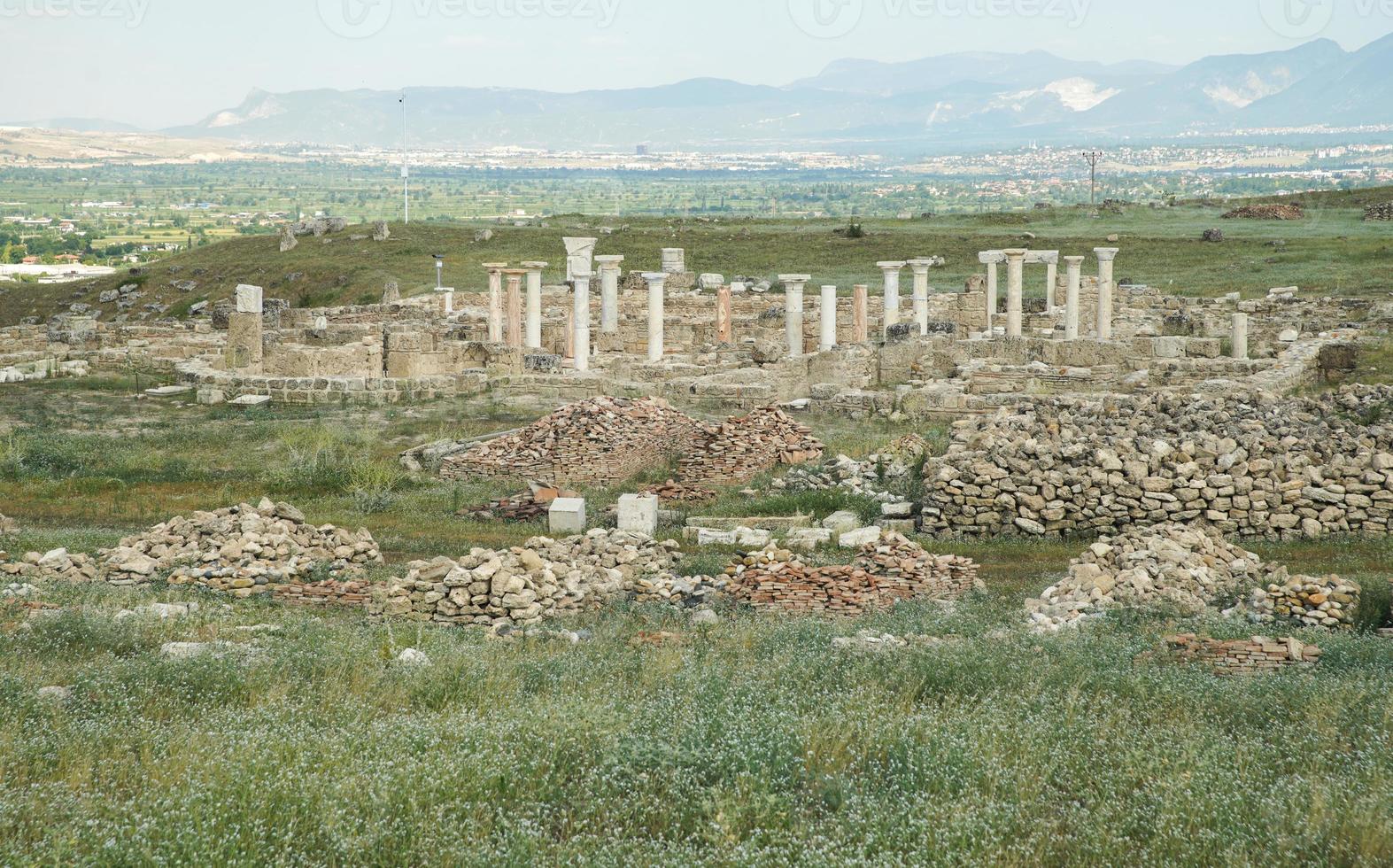 laodicea en la ciudad antigua de lycus en denizli, turkiye foto