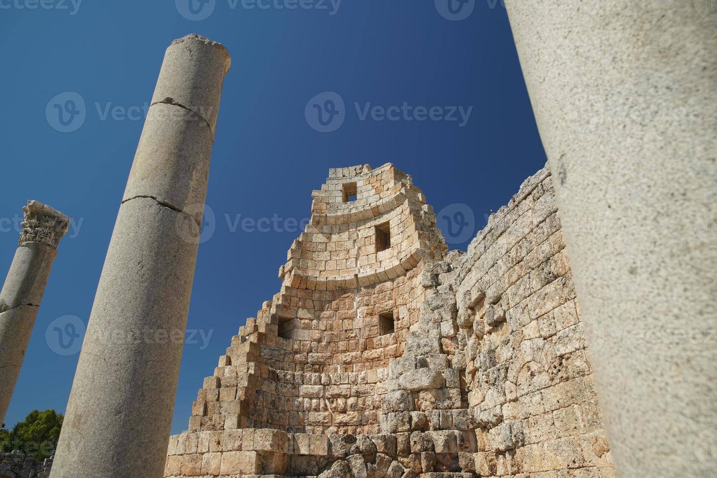 puerta helenística en la antigua ciudad de perge en antalya, turkiye foto