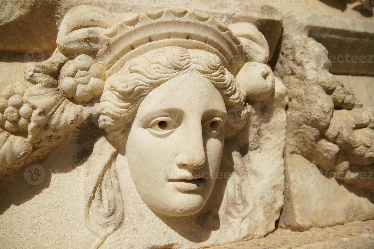 relieve de máscara antigua en la ciudad antigua de aphrodisias en aydin, turkiye foto