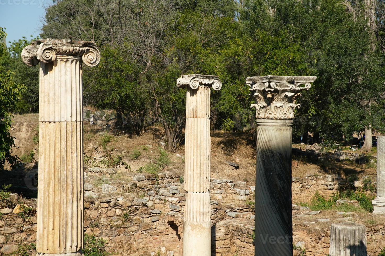 columnas antiguas en la ciudad antigua de aphrodisias en aydin, turkiye foto