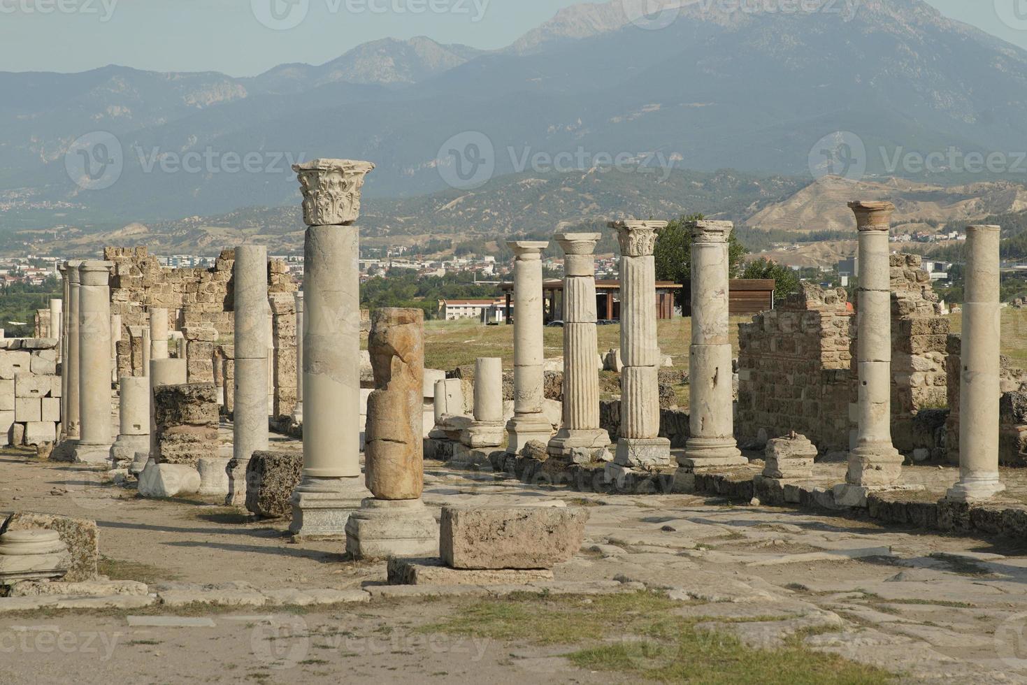 calle columnada en laodicea en la antigua ciudad de lycus en denizli, turkiye foto