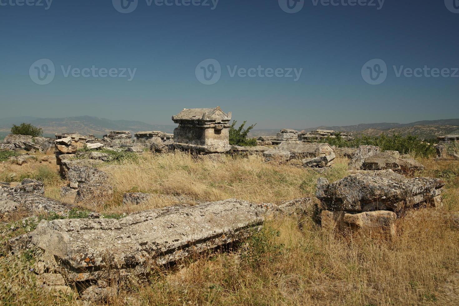 tumbas en la ciudad antigua de hierápolis, pamukkale, denizli, turkiye foto