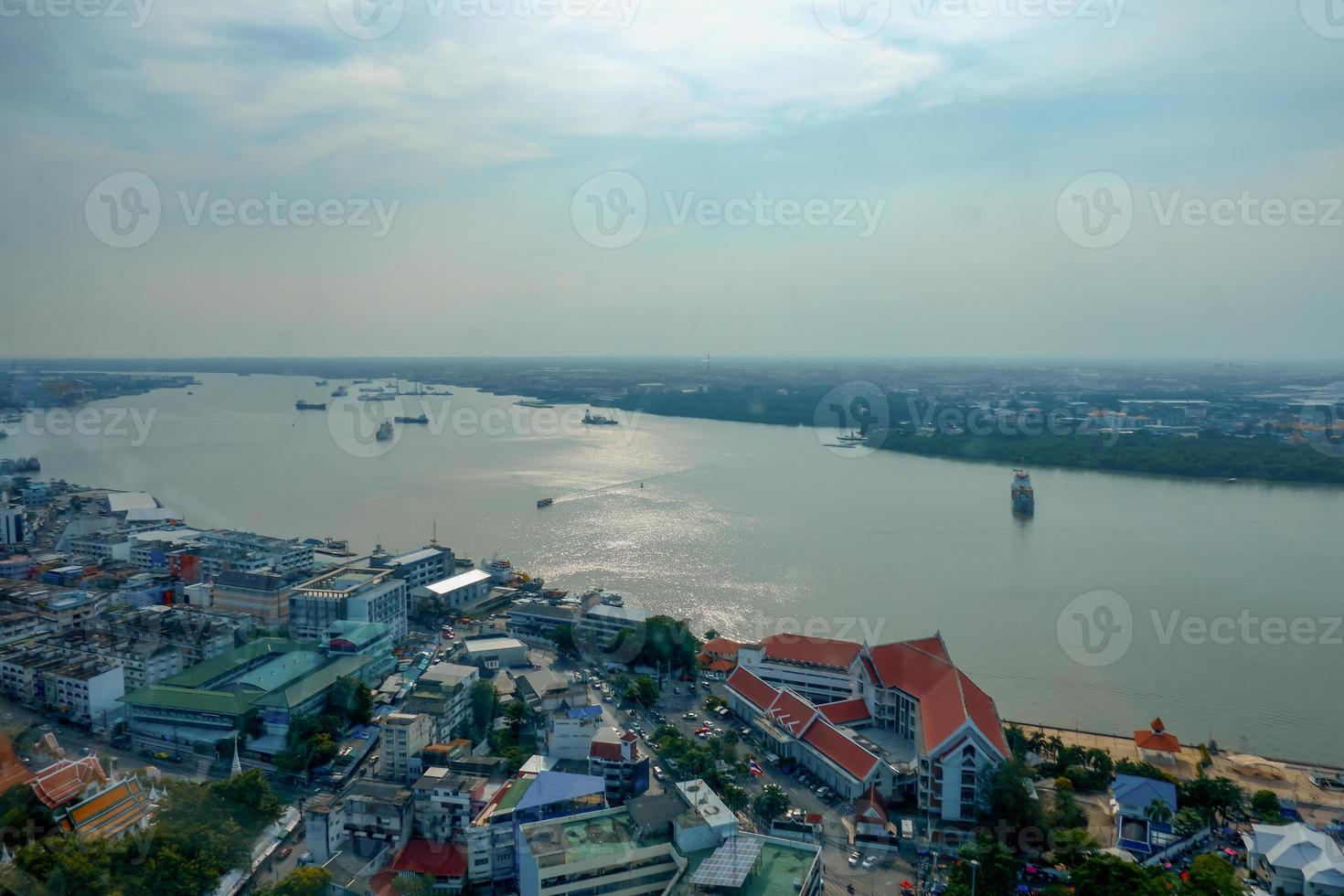 el paisaje del estuario del río chao phraya y el paisaje de la ciudad de samut prakan son las puertas de entrada a los mares de los barcos mercantes de tailandia. foto