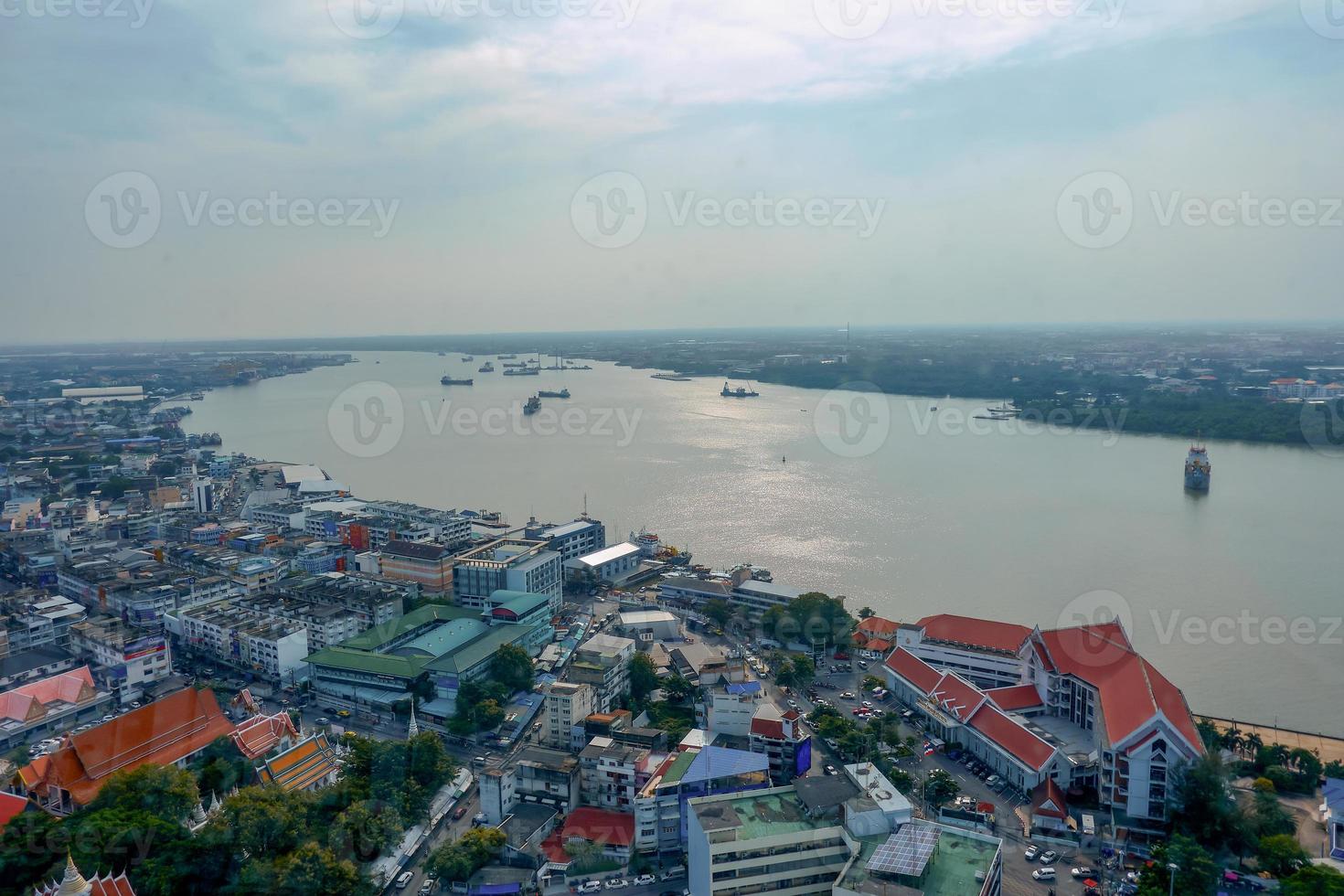 el paisaje del estuario del río chao phraya y el paisaje de la ciudad de samut prakan son las puertas de entrada a los mares de los barcos mercantes de tailandia. foto
