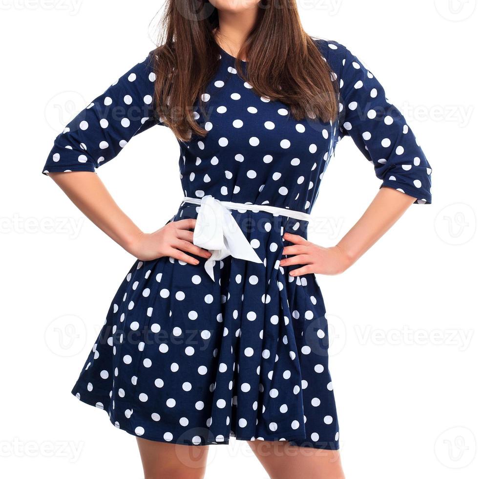 mujer con un vestido con estampado de lunares foto