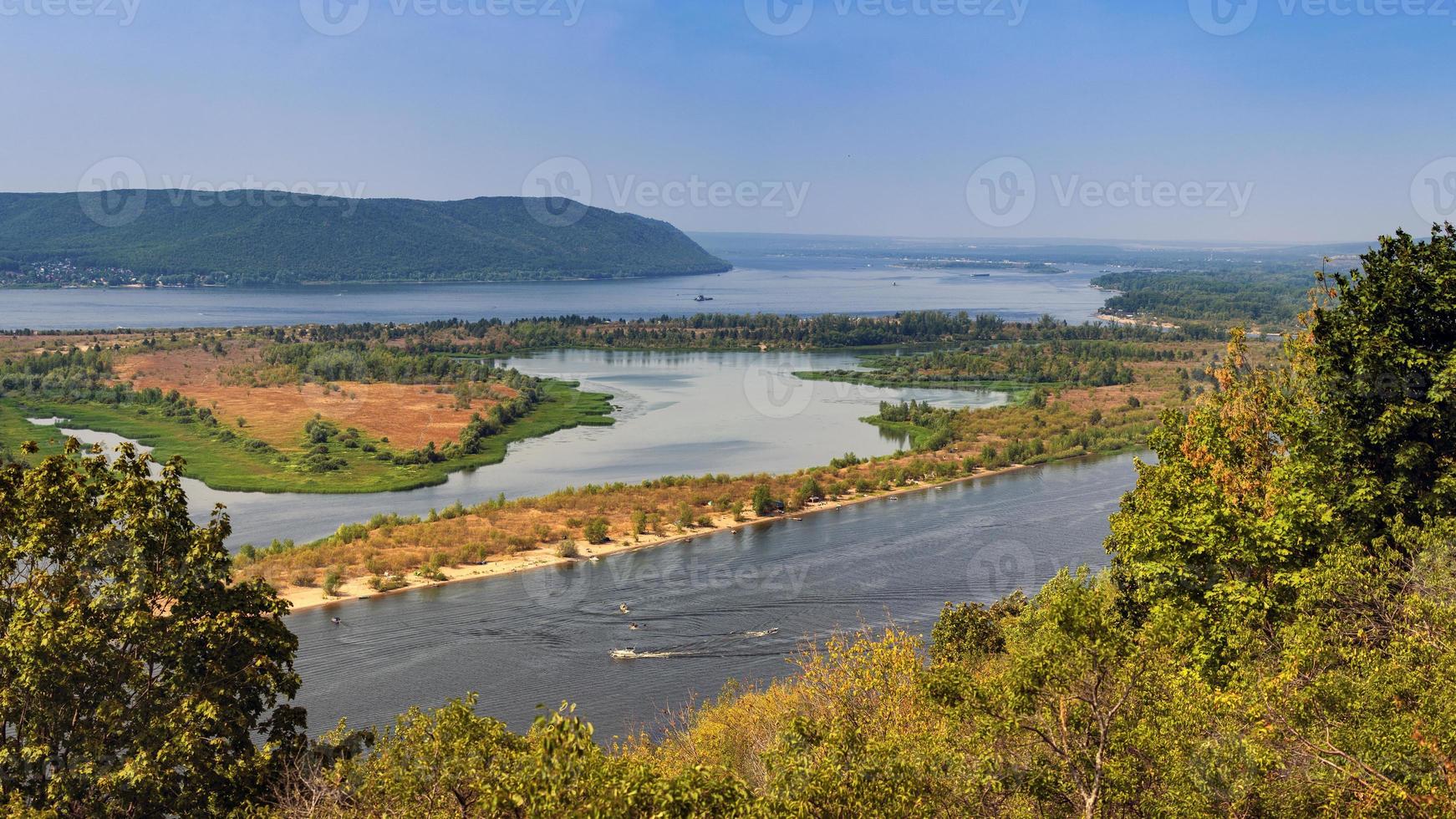río volga y río sok cerca de la ciudad de samara, rusia foto