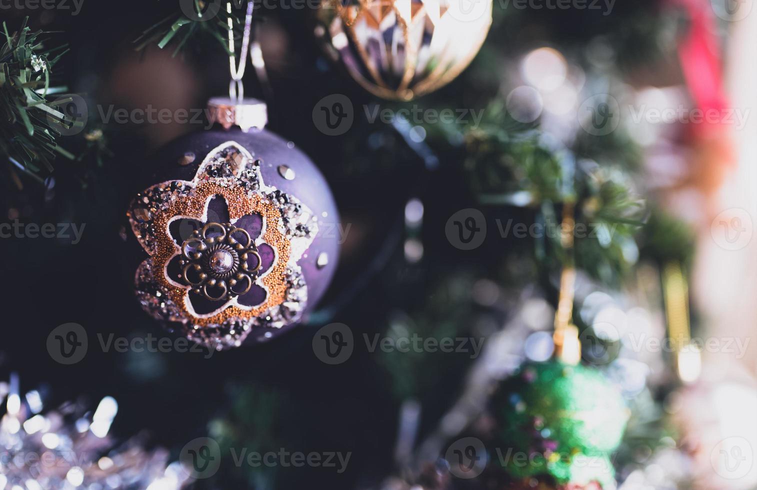 adornos navideños en el árbol con fondo de luz borroso, bola de navidad en las ramas de abeto, pancarta horizontal para feliz navidad, tarjeta de felicitación de feliz año nuevo, noel, concepto de vacaciones de invierno foto