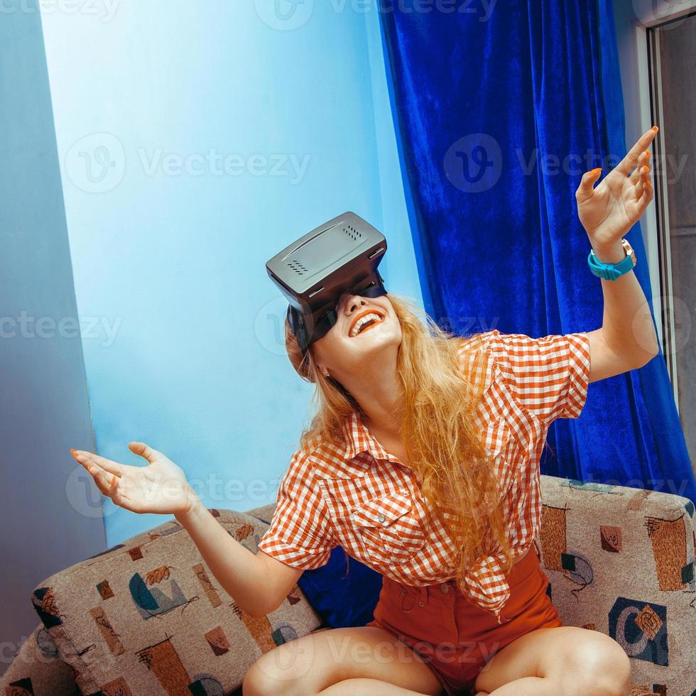 chica con gafas de realidad virtual foto