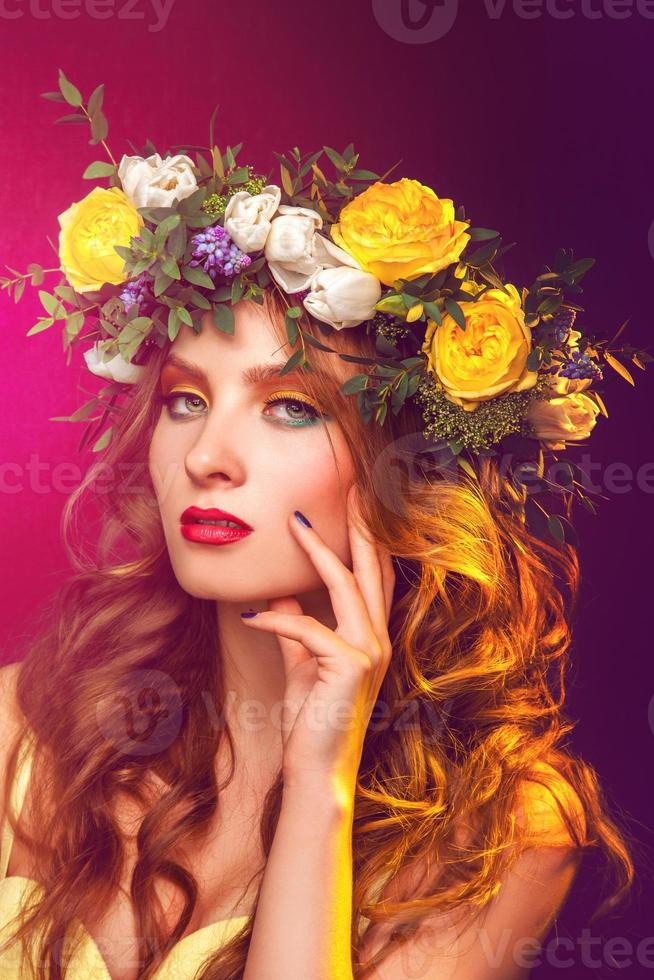 hermosa chica con corona en el cabello foto