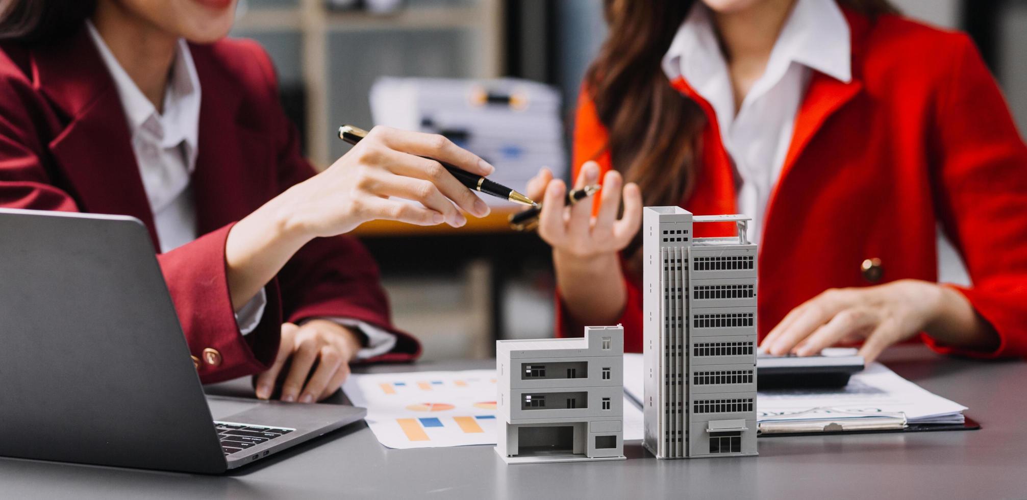 discusión con un agente de bienes raíces, modelo de casa con agente y cliente discutiendo el contrato para comprar, obtener seguros o préstamos de bienes raíces o propiedades. foto