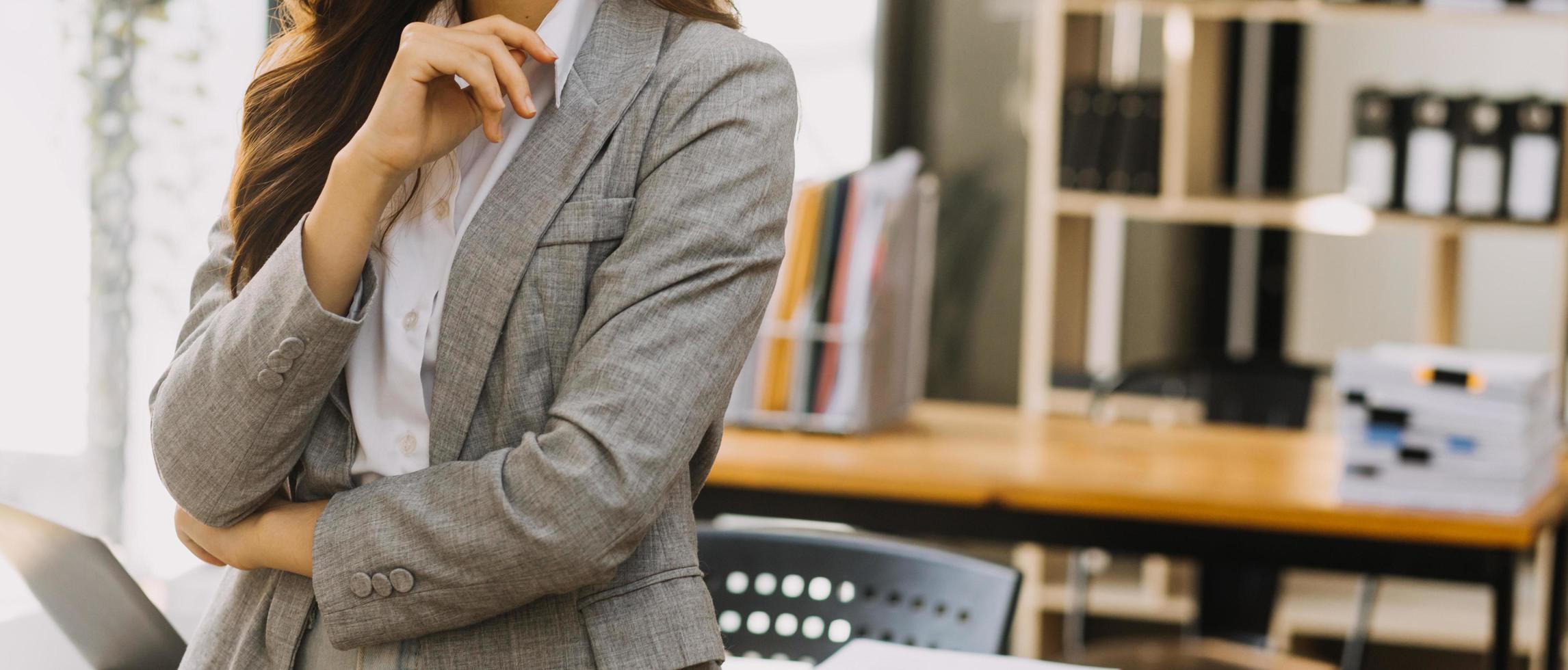 hombre de negocios y equipo analizando la tarea financiera de los estados financieros. con teléfono inteligente y computadora portátil y tableta. concepto de gestión de riqueza foto