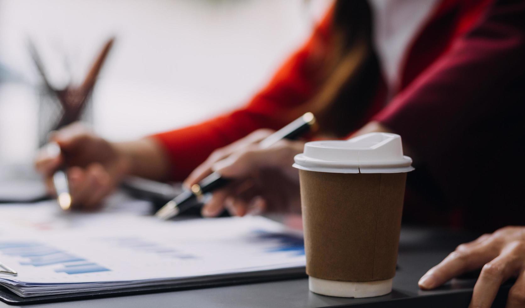 hombre de negocios y equipo analizando la tarea financiera de los estados financieros. con teléfono inteligente y computadora portátil y tableta. concepto de gestión de riqueza foto