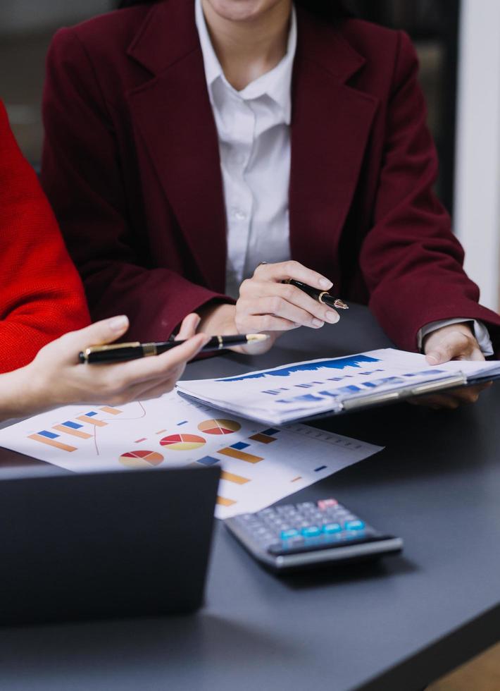 hombre de negocios y equipo analizando la tarea financiera de los estados financieros. con teléfono inteligente y computadora portátil y tableta. concepto de gestión de riqueza foto