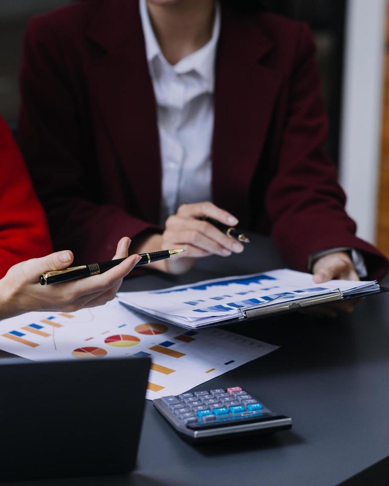 hombre de negocios y equipo analizando la tarea financiera de los estados financieros. con teléfono inteligente y computadora portátil y tableta. concepto de gestión de riqueza foto