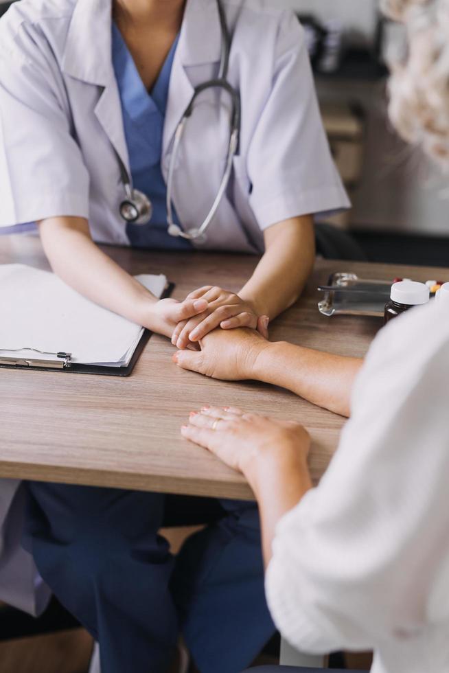 servicio de enfermería domiciliaria y cardiología asistencial a personas mayores. Primer plano de una joven doctora hispana enfermera comprobar los latidos del corazón de un hombre caucásico maduro usando un estetoscopio durante la visita foto