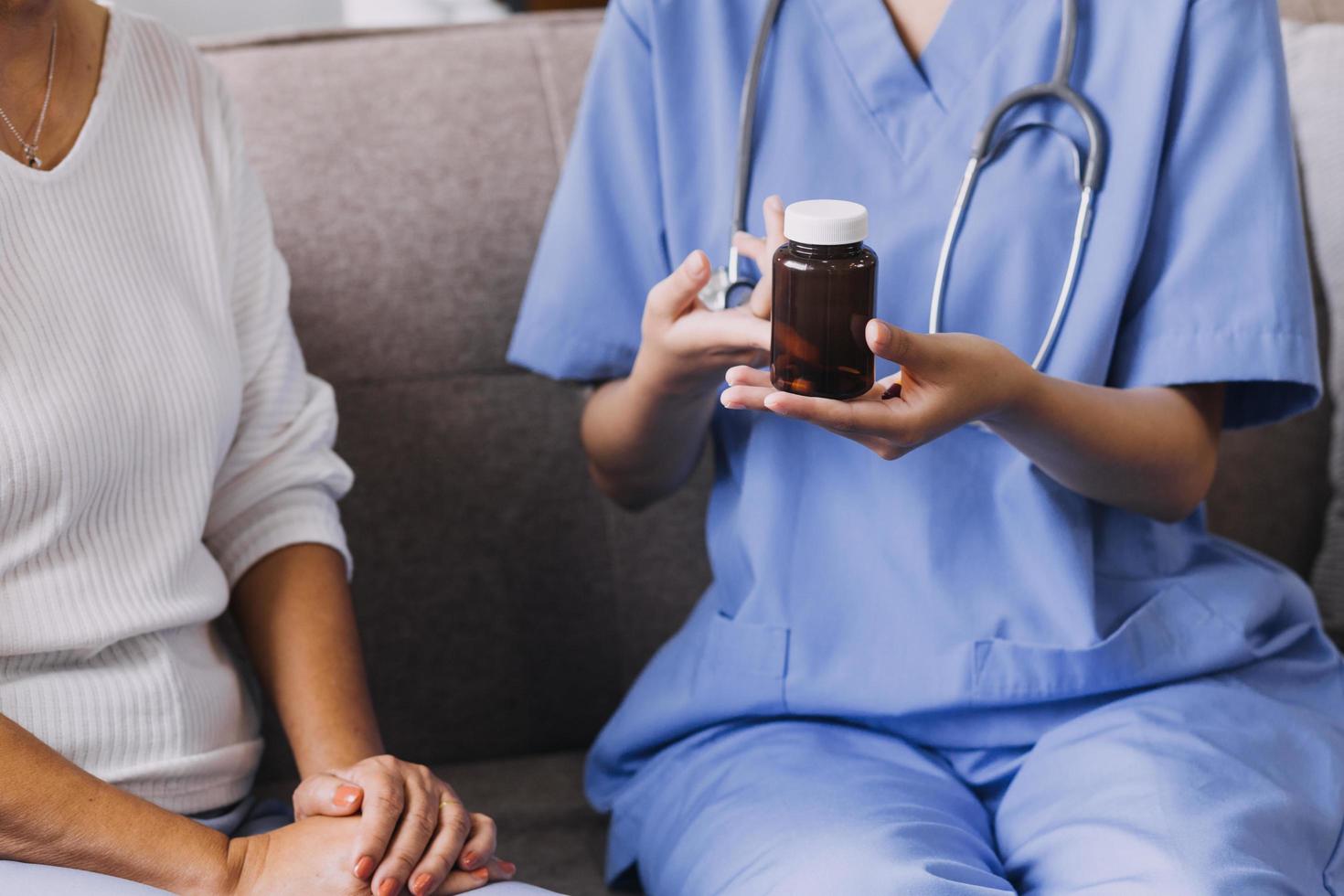 servicio de enfermería domiciliaria y cardiología asistencial a personas mayores. Primer plano de una joven doctora hispana enfermera comprobar los latidos del corazón de un hombre caucásico maduro usando un estetoscopio durante la visita foto