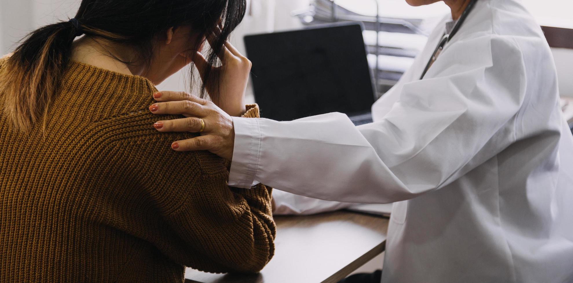 servicio de enfermería domiciliaria y cardiología asistencial a personas mayores. Primer plano de una joven doctora hispana enfermera comprobar los latidos del corazón de un hombre caucásico maduro usando un estetoscopio durante la visita foto