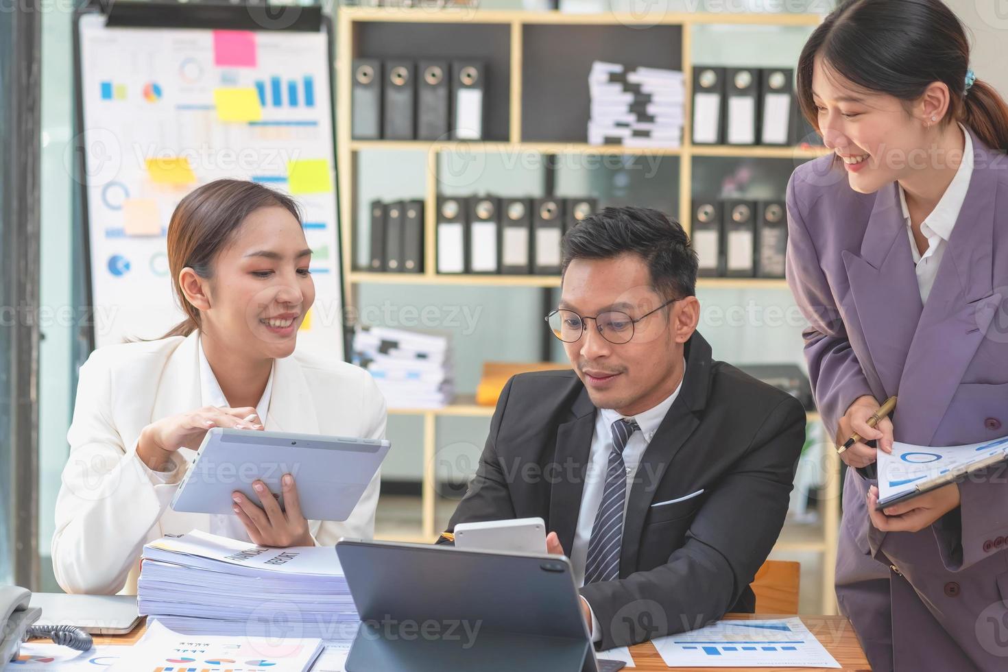 el equipo de empresarios asiáticos que ayudan a generar ideas de gestión para la empresa expresan alegría y felicidad de que la empresa haya logrado el éxito comercial. foto