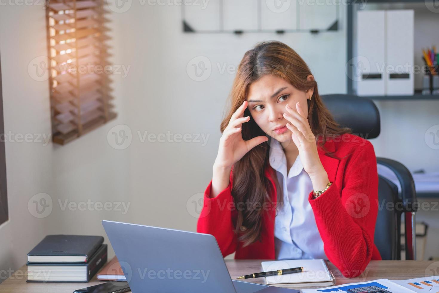 concepto de síndrome de agotamiento. la mujer de negocios se siente incómoda trabajando. que es causado por el estrés, acumulado por el trabajo fallido y menos cuerpo en reposo. consulte a un psiquiatra especialista. foto