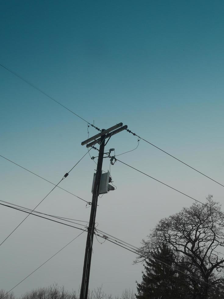 líneas eléctricas y post desvanecimiento azul foto