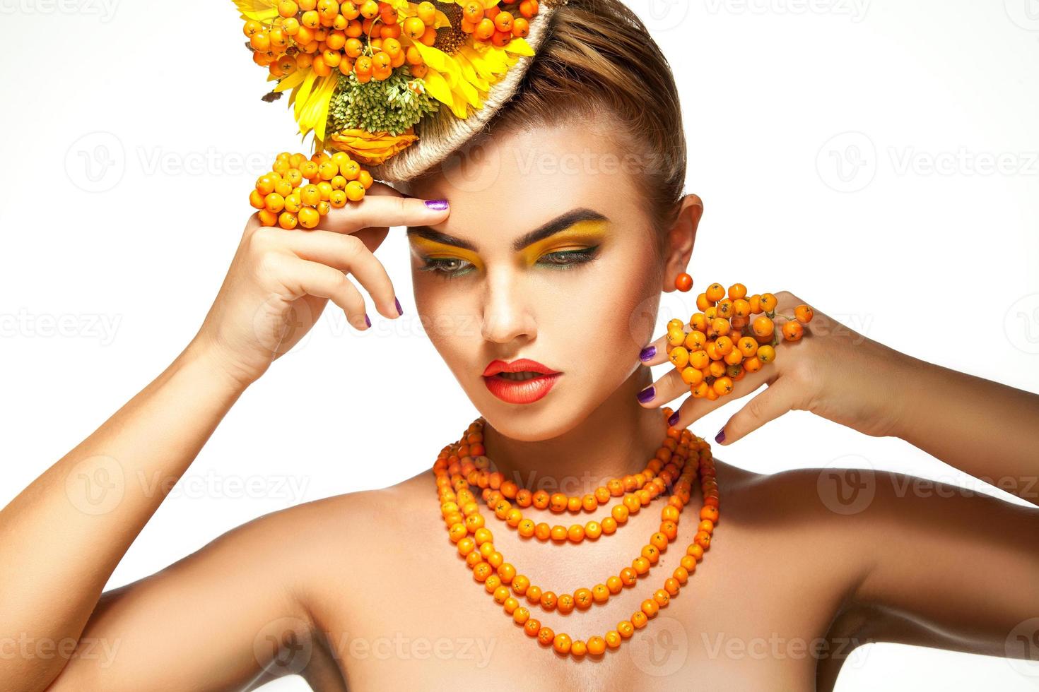 retrato horizontal de una joven con hermosos accesorios de maquillaje y serbas foto