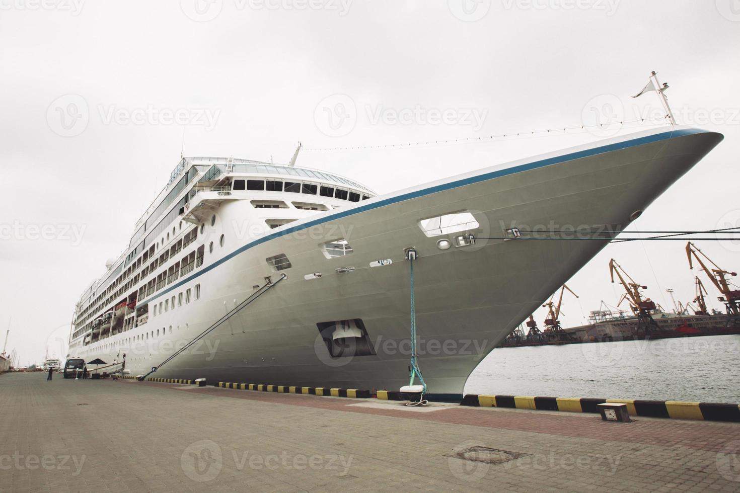 un gran transatlántico de pasajeros está amarrado en el puerto. foto