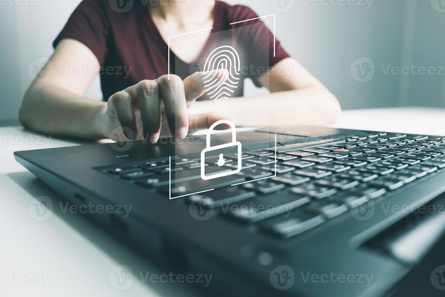 verificación de información con huella digital por teléfono inteligente, seguridad en Internet, transacción financiera en línea, verificación en dos pasos, confirmación de transacción e identidad. foto