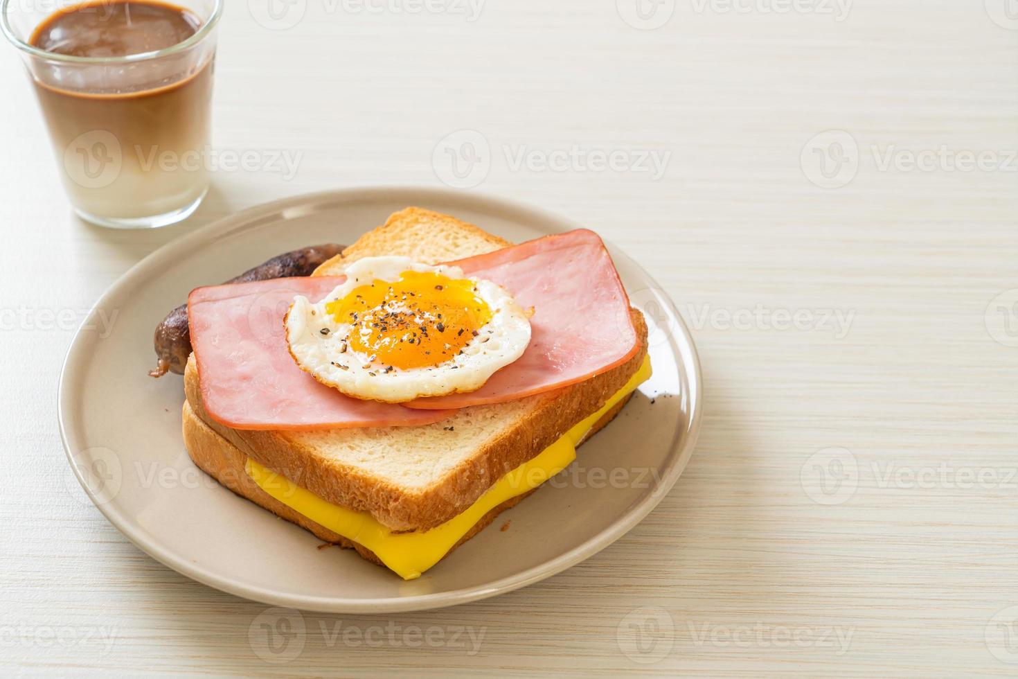 pan tostado con queso jamón y huevo frito con chorizo de cerdo foto