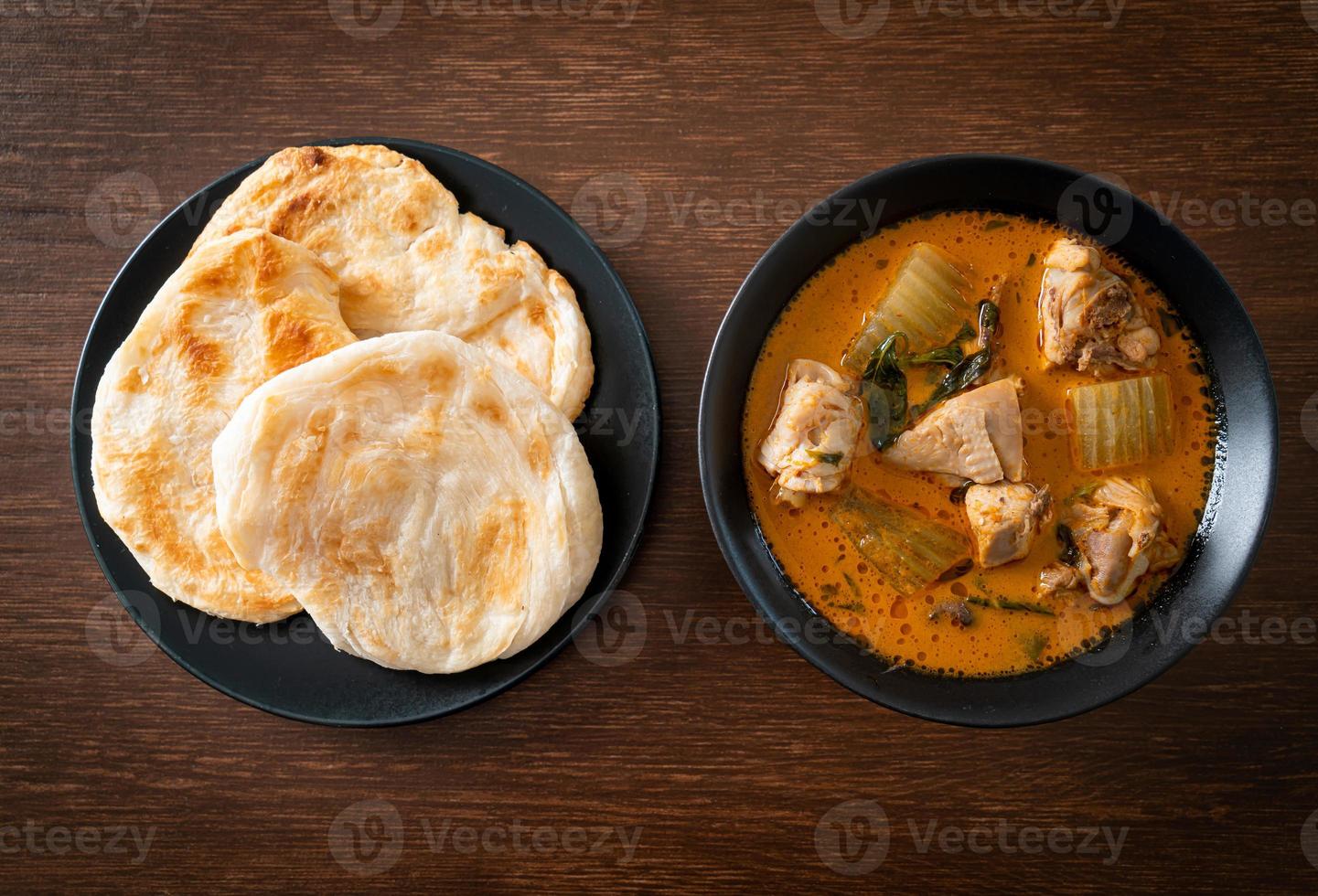 sopa de pollo al curry con roti foto