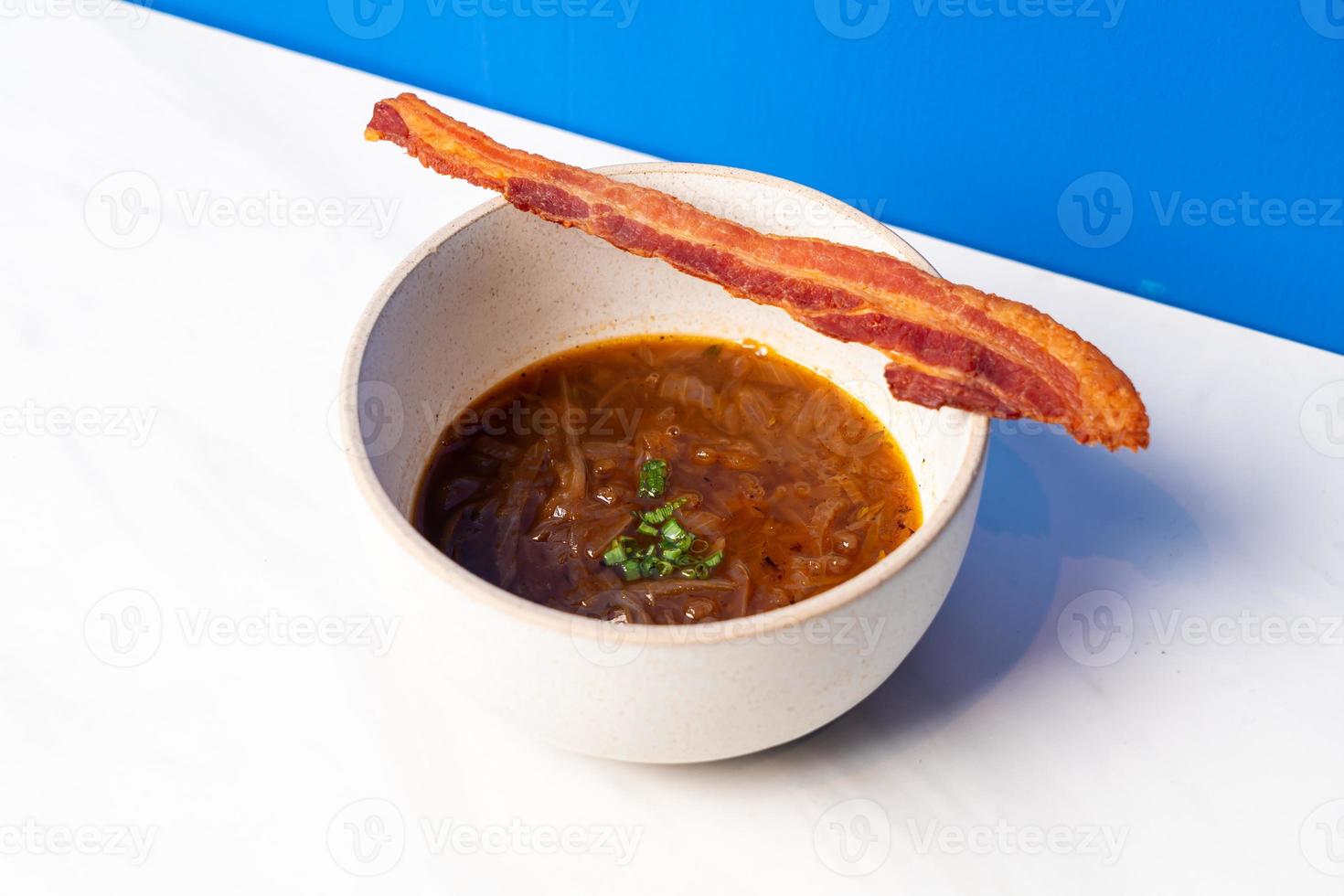 tazón de sopa francesa con cebolla y tocino foto