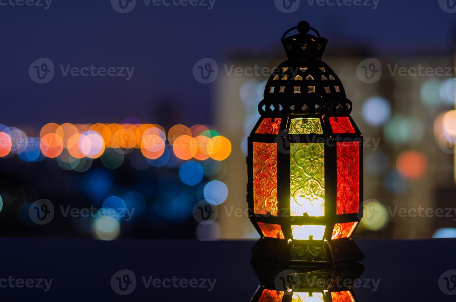 linterna con fondo de edificio de apartamentos para la fiesta musulmana del mes sagrado de ramadan kareem. foto