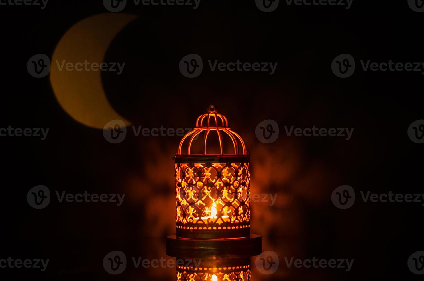 enfoque selectivo de la linterna con forma de luna de la luz en el fondo para la fiesta musulmana del mes sagrado de ramadán kareem. foto