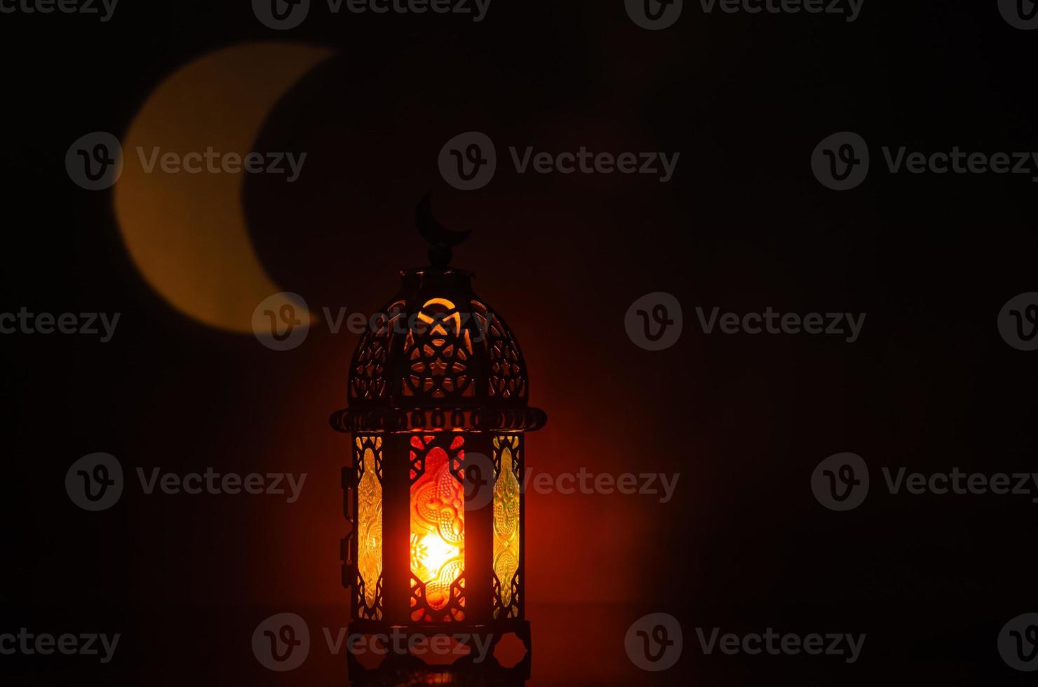 farol con forma de luna de luz en el fondo para la fiesta musulmana del mes sagrado de ramadan kareem. foto