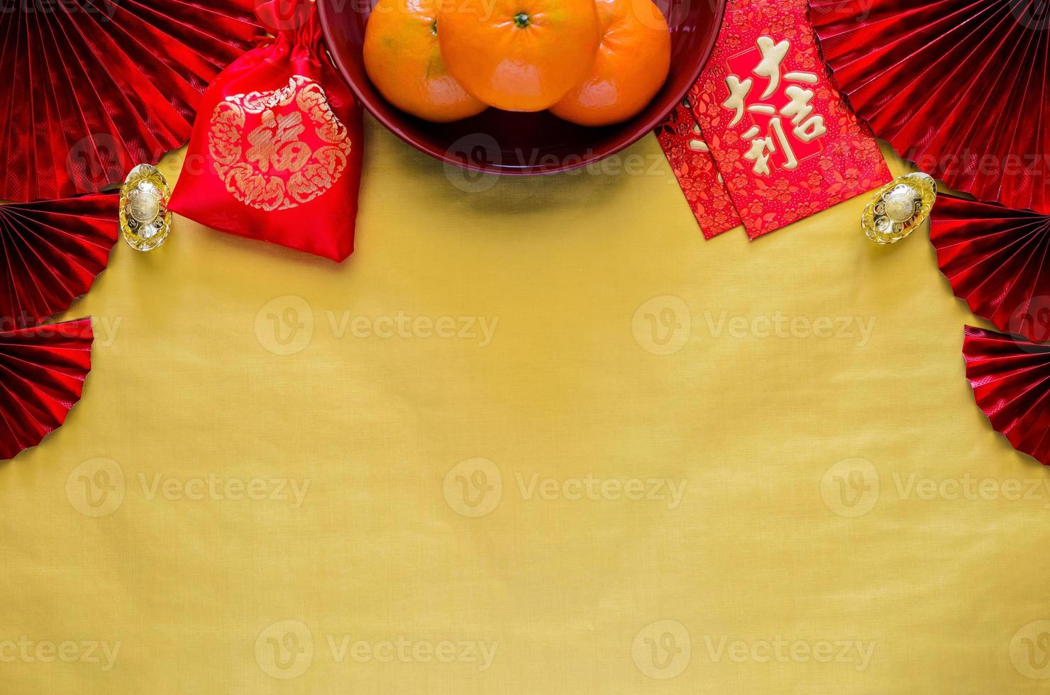 el concepto de año nuevo chino con paquetes de sobres rojos o la palabra ang bao significan auspicio, naranjas, lingotes y la palabra bolsa roja significan riqueza en el fondo del espacio vacío dorado con ventiladores rojos. foto