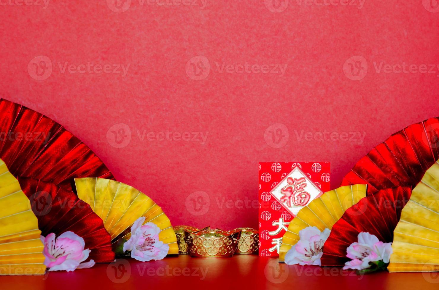 los paquetes de sobres rojos o la palabra ang bao significan riqueza, suerte y lingotes con abanicos orientales dorados y rojos con flor de durazno sobre fondo rojo para el concepto de año nuevo chino. foto